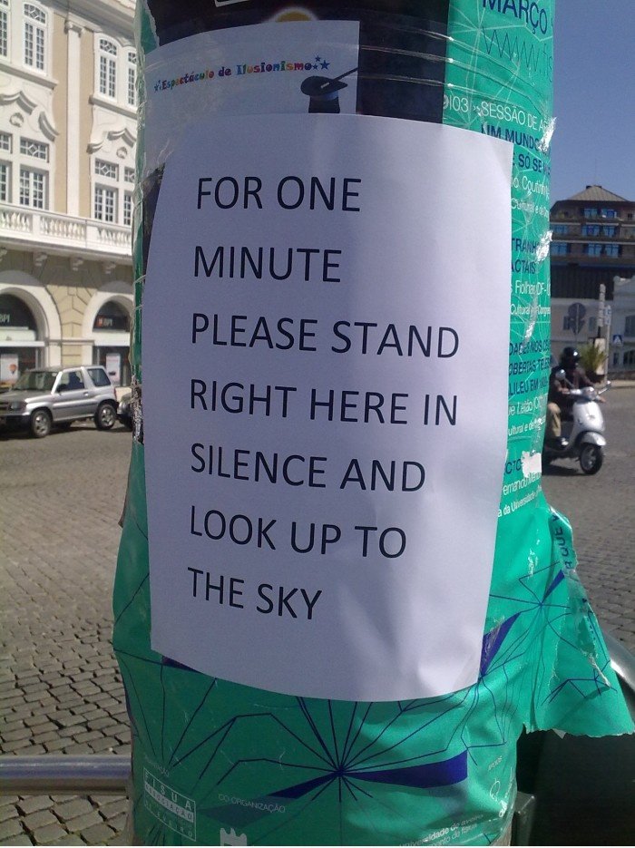 Heute habe ich schaute in den Himmel in der Mitte meiner Stadt