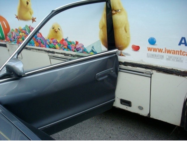 Autotür von einem Bus zerschlagen, und das Küken war nicht glücklich ...