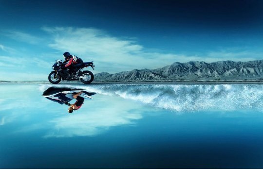 Chuck Norris auf einem Motorrad