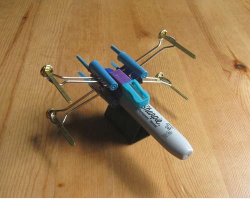 X-Wing Fighter aus Office Supplies