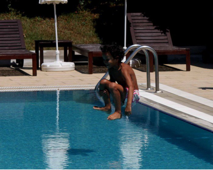 S ** tting im Pool ist der Trend!