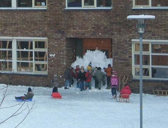 kinder versperren schultoor mit schnee
