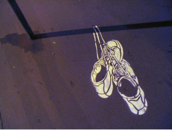 Shadow Art: HÃ¤ngende Schuhe