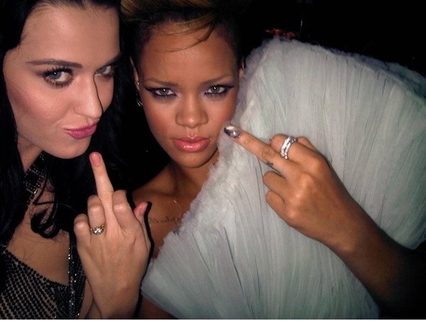 Katy Perry und Rihanna geben einen Finger