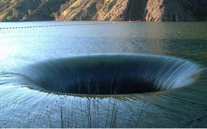 Loch im Wasser