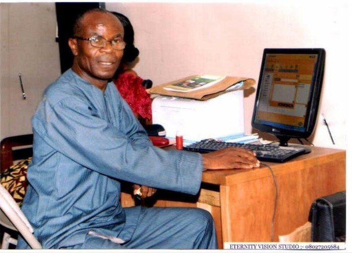 Ein Herr Okeke Installation eines 3G MTN Fastlink in Far Away Nigeria.That Link verwendet wurde, um zu 9GAG.Kudos verknüpfen.