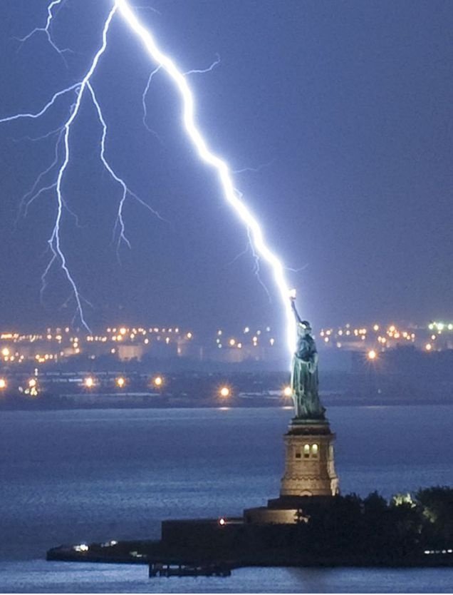 Statue of Liberty vom Blitz getroffen