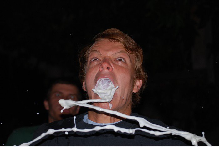 Füllen Mund mit Milch. Kopf schütteln. Bild aufnehmen.