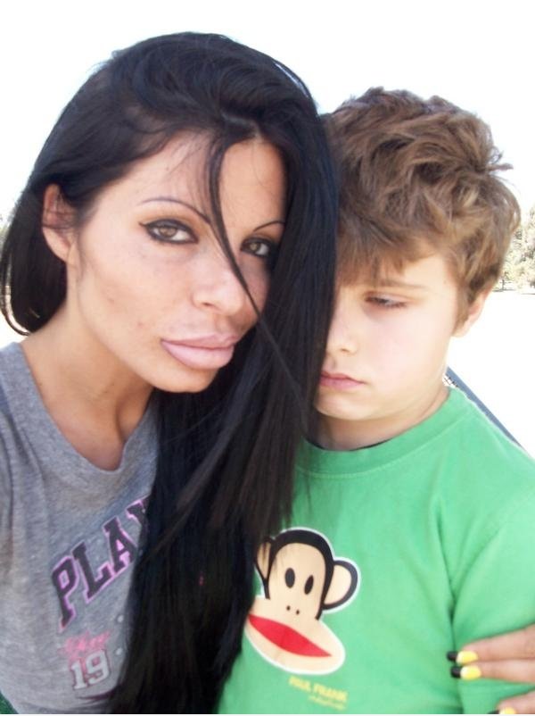 Warum ist das Gesicht der Frau ihres Sohnes T-Shirt?