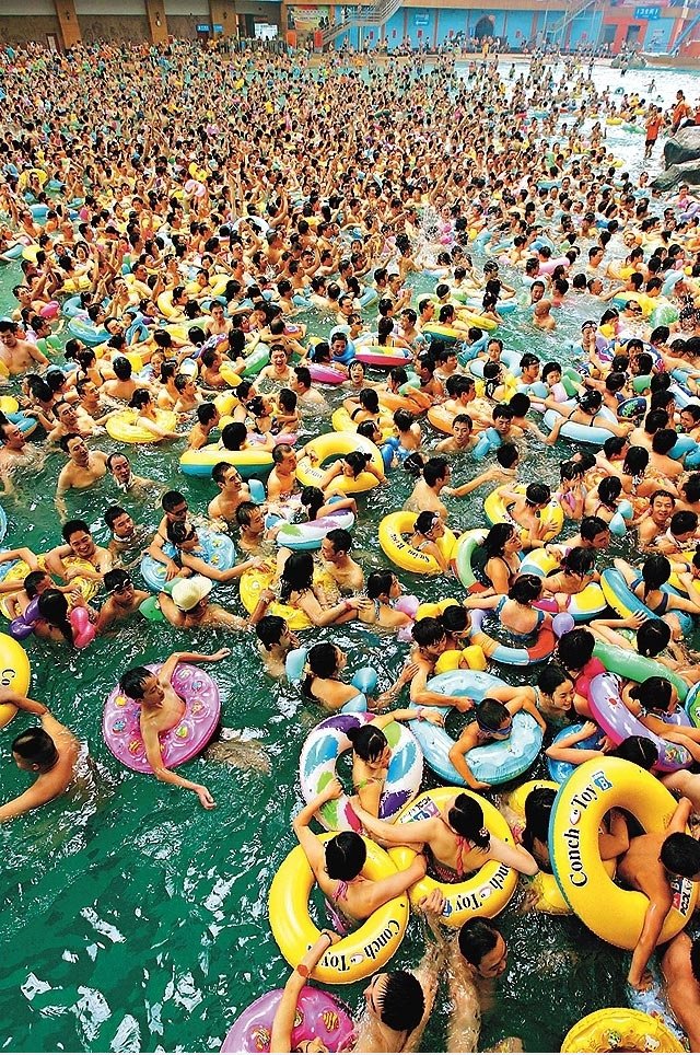 "中 国 死 海" 人 头 涌 涌???