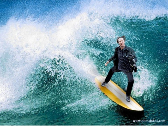 Glückliche Keanu Reeves surfen