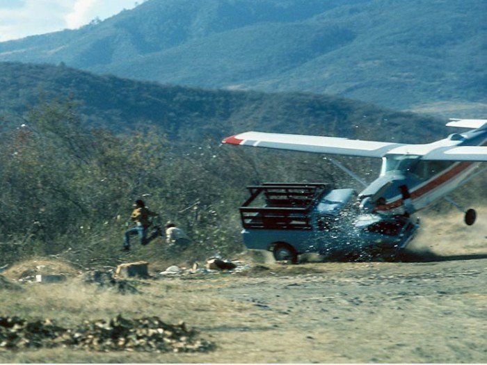 Flugzeug trifft Lkw