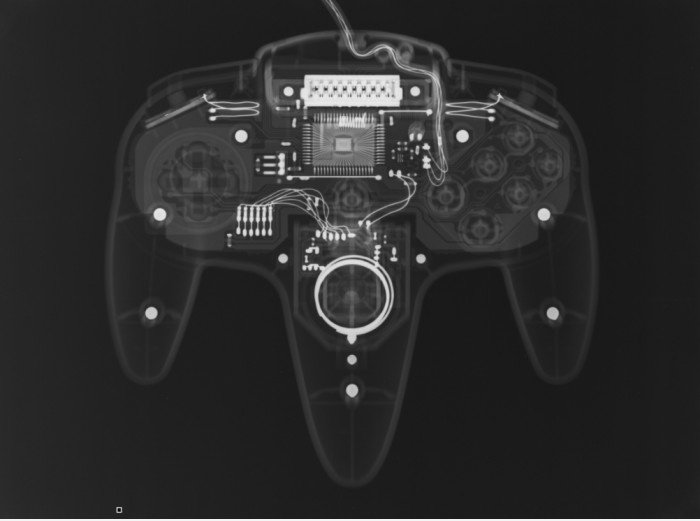X-ray eines Nintendo 64 Controller
