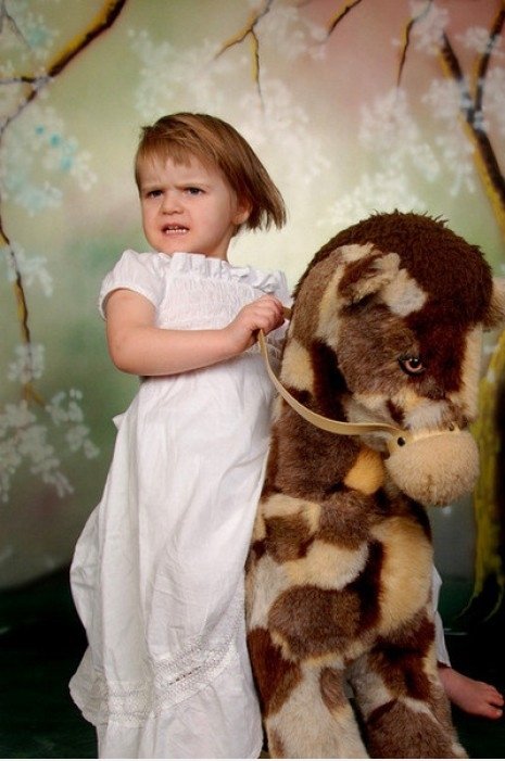 Es gibt so viel Spannung auf ihrem Gesicht.