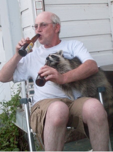 Mein Onkel ist ein Bier trinken mit seinem Haustier WaschbÃ¤r namens Herr T.