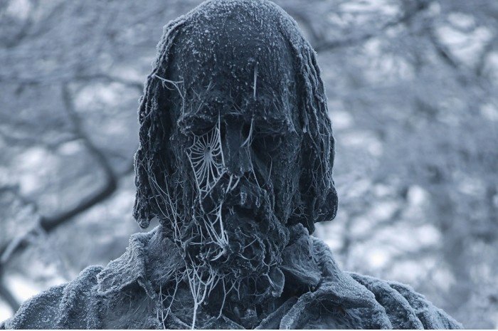 Cold, cobwebbed Statue. Ich kann nicht aufhören ihn zu betrachten.