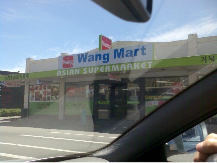 Seine neben Wong Liquors