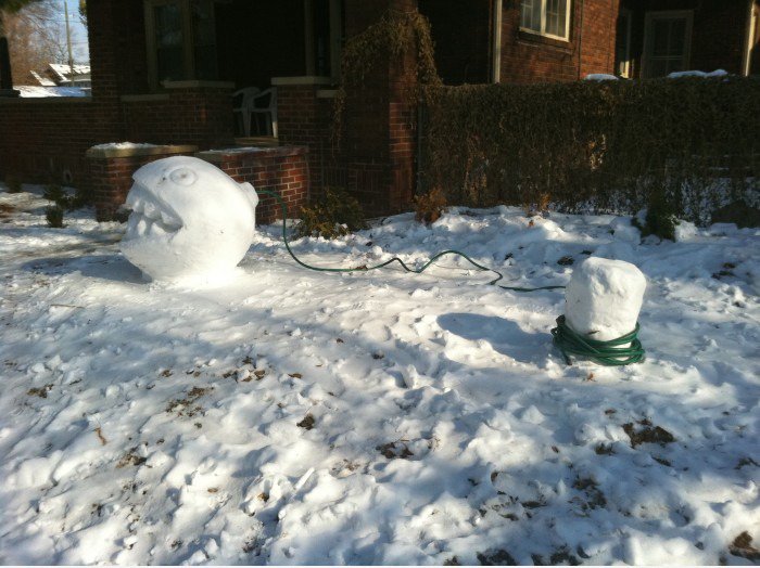 Ich sah diesen Schneemann (snowchomp?) Während eines Laufes heute.