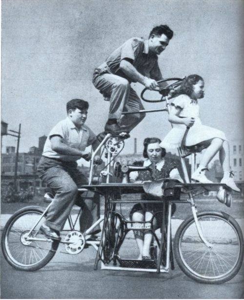 Ein Fahrrad mit einer Nähmaschine