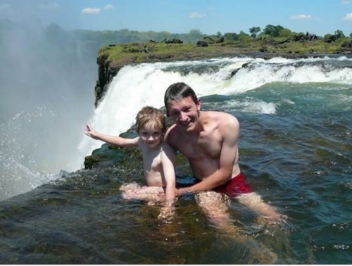 Gerade Chillin von einem Wasserfall Schneide