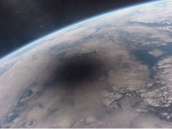 Die Sonnenfinsternis vom Weltraum aus gesehen!