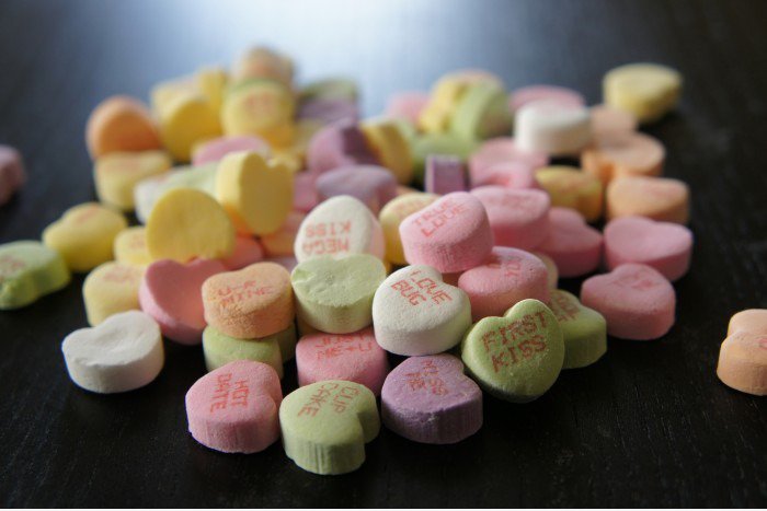 Love Bug neben einem leeren Herzen.