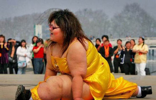 fat woman splits