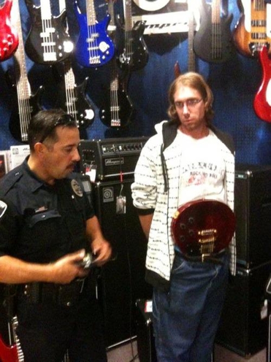 Gitarre stehlen, du machst es falsch - Fail Bild