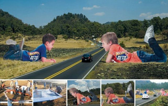 kinder spielen an der strasse