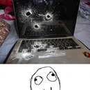 Durchloechertes Macbook